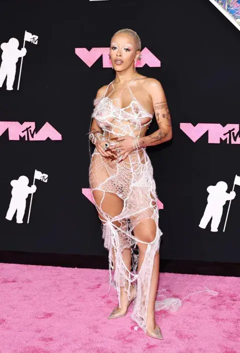 Doja Cat y un look que dará que hablar. Doja Cat y un look que dará que hablar.
