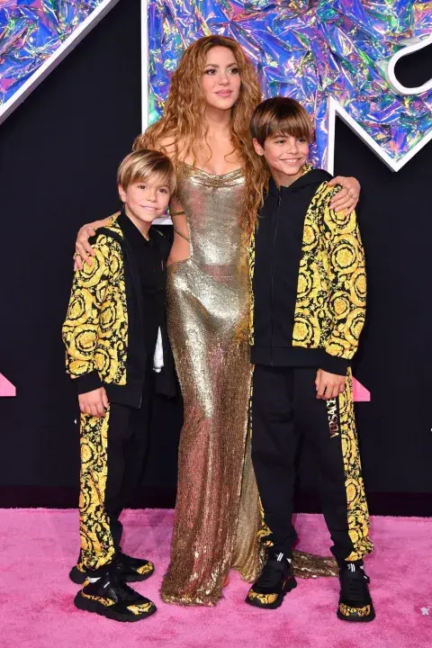 Shakira, una de las grandes protagonistas de la noche, a puro dorado y acompañada por sus hijos, Milan y Sacha. Los 3 lucen espectaculares atuendos de Versace. Shakira, una de las grandes protagonistas de la noche, a puro dorado y acompañada por sus hijos, Milan y Sacha. Los 3 lucen espectaculares atuendos de Versace.
