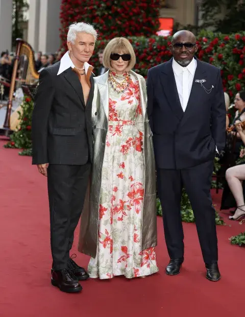 Baz Luhrmann, Anna Wintour y Edward Enninful en el Vogue World Show 2023.