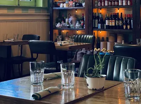 Hierbabuena, un restó veggie sobre el Boulevard Caseros, es ideal para seguir el plan después de ver las muestras del Moderno