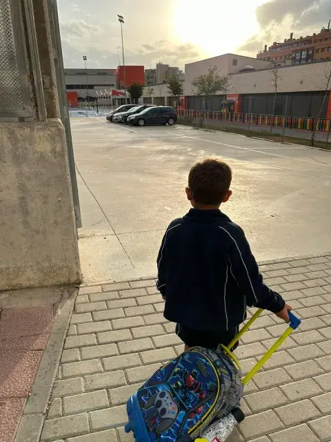 Karen Barg acompaña el proceso de su hijo Toto, que empieza primer grado en España. Karen Barg acompaña el proceso de su hijo Toto, que empieza primer grado en España.
