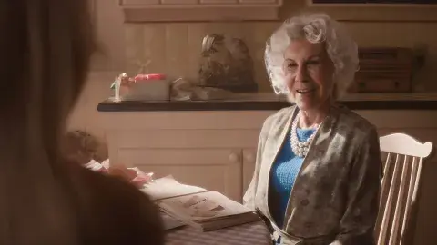 Rhea Perlman como Ruth Handler en la película Barbie. Rhea Perlman como Ruth Handler en la película Barbie.