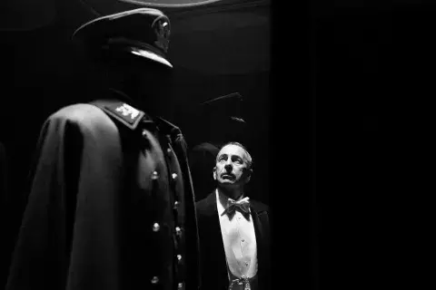 El blanco y negro juega un rol fundamental en esta historia. El blanco y negro juega un rol fundamental en esta historia.