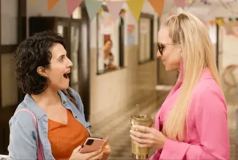 Carla Peterson y Julieta Díaz protagonizan No me rompan. Carla Peterson y Julieta Díaz protagonizan No me rompan.