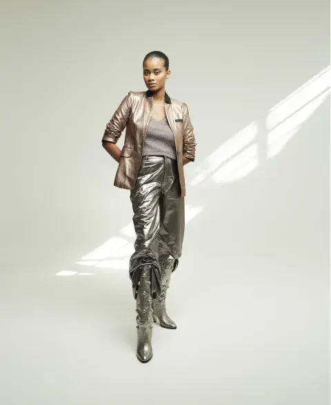 BLAZER (PARIS BY FLOR MONIS, $114.000), TOP DE PUNTO (RAPSODIA), PALAZZO DE CUERO (WE STYLE, $168.400 ), BOTAS (LA JOLLA, $97.950). BLAZER (PARIS BY FLOR MONIS, $114.000), TOP DE PUNTO (RAPSODIA), PALAZZO DE CUERO (WE STYLE, $168.400 ), BOTAS (LA JOLLA, $97.950).