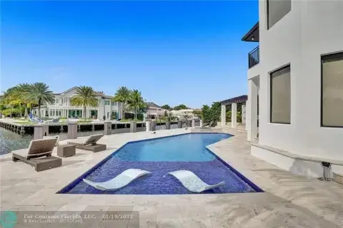 La casa tiene una flamante piscina. La casa tiene una flamante piscina.