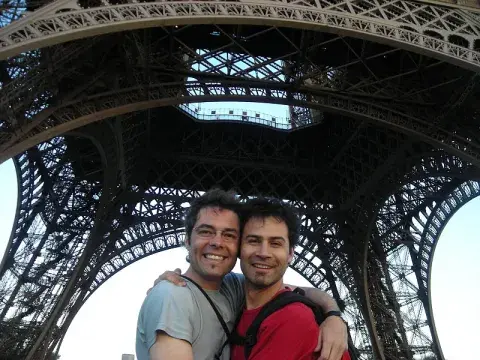 Gabriel y Octavio, de paseo en uno de sus viajes a París. Gabriel y Octavio, de paseo en uno de sus viajes a París.