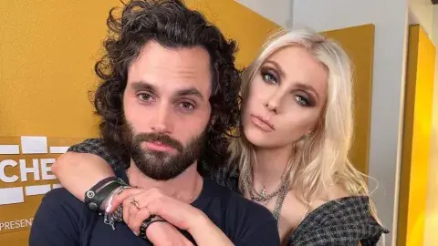 Taylor Momsen y Penn Badgley se reunieron en la grabación del podcast Podcrushed. Taylor Momsen y Penn Badgley se reunieron en la grabación del podcast Podcrushed.