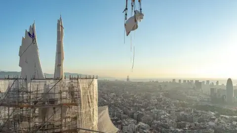 El proceso de finalización de las torres de los Evangelistas. El proceso de finalización de las torres de los Evangelistas.