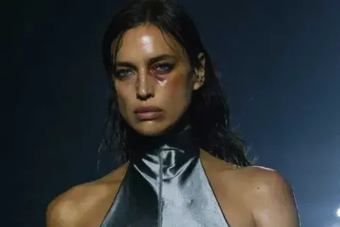 Irina Shayk desfiló en la pasarela de la London Fashion Week con un ojo morado 