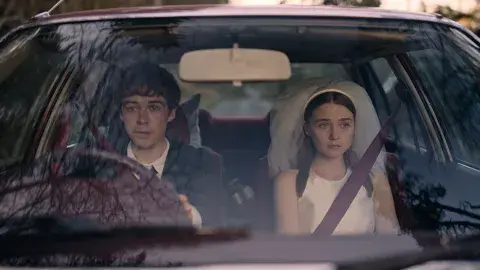 Alex Lawther y Jessica Barden en la serie The End of the Fucking World. Alex Lawther y Jessica Barden en la serie The End of the Fucking World.