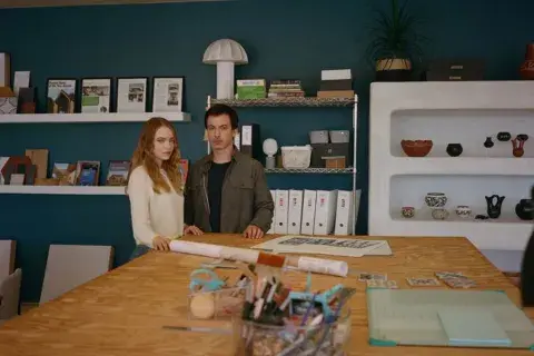Emma Stone y Nathan Fielder en The Curse. Emma Stone y Nathan Fielder en The Curse.