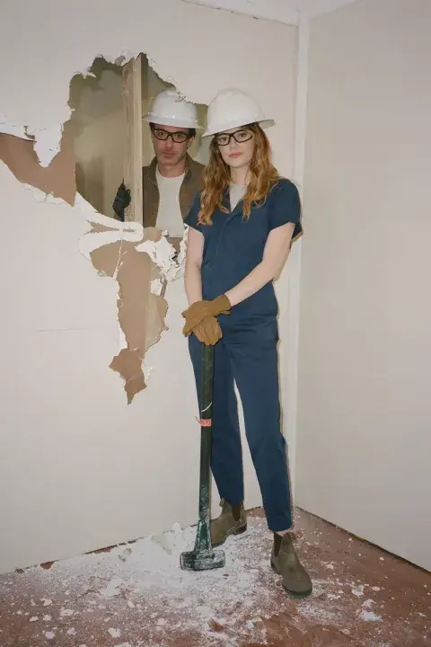 Emma Stone y Nathan Fielder en The Curse. Emma Stone y Nathan Fielder en The Curse.