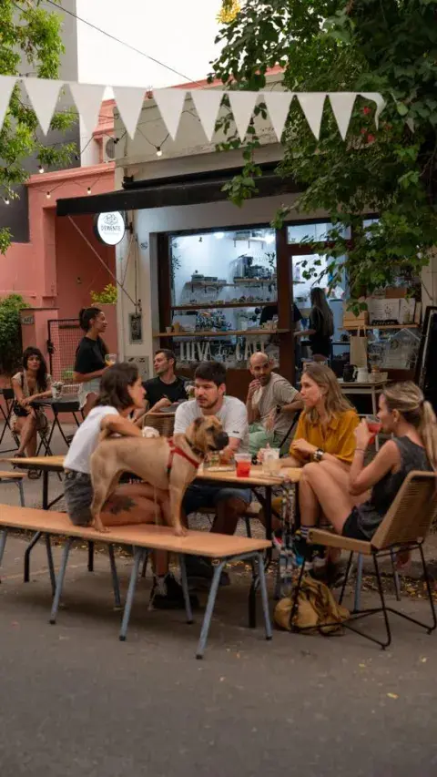 Si querés pizza party en la vereda, la cita en en Demente