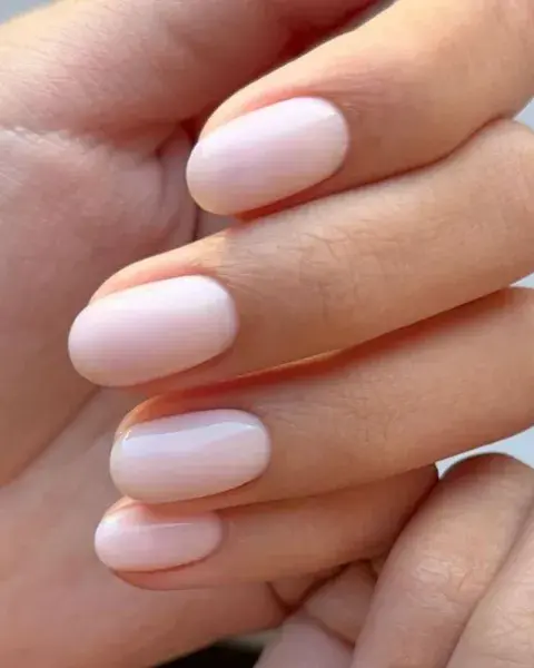 Otro gran clásico es el milky en tono mate y con las uñas redondas.