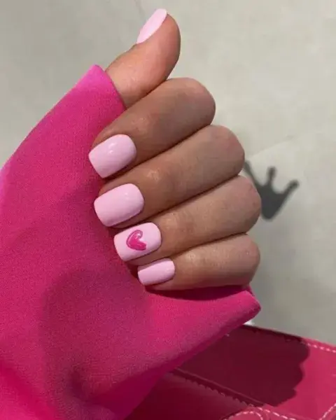 Si te das algo de maña, también podés sumarle algún minidiseño a una de las uñas. Un corazón es cute y re fácil. Si te das algo de maña, también podés sumarle algún minidiseño a una de las uñas. Un corazón es cute y re fácil.