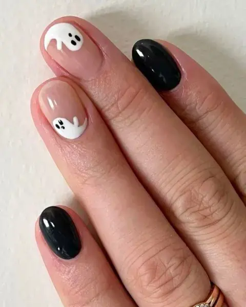 También con uñas en colore pleno, combinar fantasmitas con uñas total black es un fuego. También con uñas en colore pleno, combinar fantasmitas con uñas total black es un fuego.