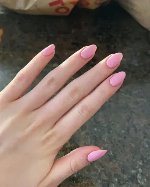 Con un tono un poquito más arriba, las uñas en forma de almendra son re tendencia esta temporada. Con un tono un poquito más arriba, las uñas en forma de almendra son re tendencia esta temporada.