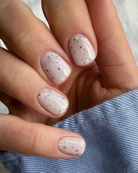 En mood fin de año, milky con un esmalte transparente con brillitos.