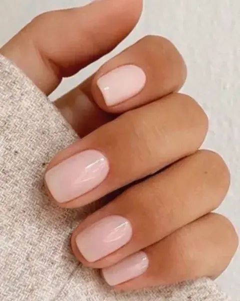 Obvio que el color pleno y las uñas semicuadradas, son ya un tremendo clásico. Obvio que el color pleno y las uñas semicuadradas, son ya un tremendo clásico.