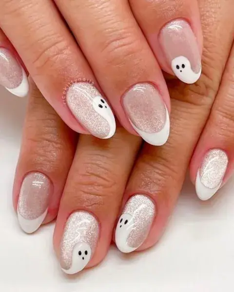 Con francesitas y, ahora, tonos blancos... este diseño de fantasmas además suma brillitos y es un amor. Con francesitas y, ahora, tonos blancos... este diseño de fantasmas además suma brillitos y es un amor.