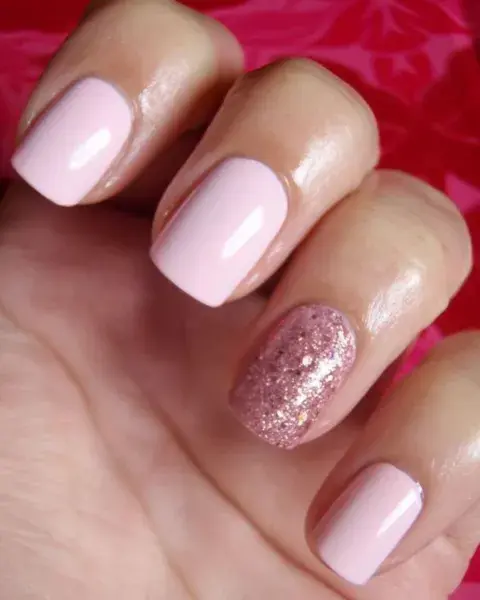 En un tono barbie pastel pleno, el detalle de la uña con brillitos es lo más. En un tono barbie pastel pleno, el detalle de la uña con brillitos es lo más.