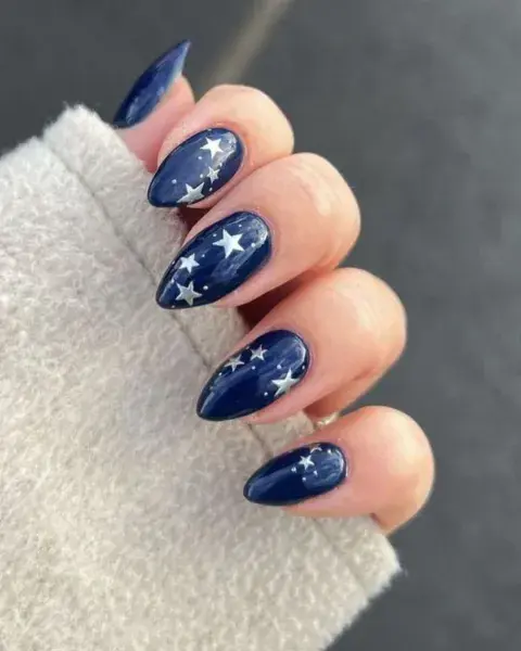En azul oscuro y con estrellitas plateadas, inspiradas en el último disco de Taylor. En azul oscuro y con estrellitas plateadas, inspiradas en el último disco de Taylor.