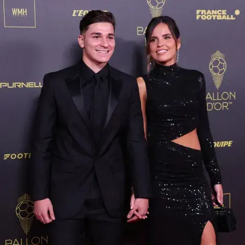 Julián Álvarez y su novia Emilia. Julián Álvarez y su novia Emilia.
