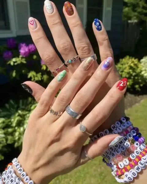 Con una uña dedicada a cada una de las eras de Taylor. Con una uña dedicada a cada una de las eras de Taylor.