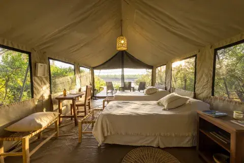Las carpas africanas cuentan con todas las comodidades de una habitación de hotel.