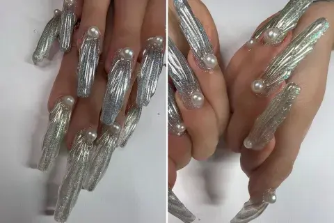 Plateado y con perlas. Plateado y con perlas.