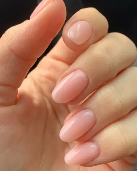 Inspirado en la manicura americana, el tono rosa bebé lo vas a ver hasta el cansancio.
