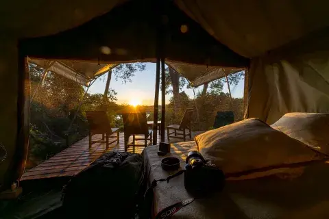 El amanecer es un espectáculo con vista increíble desde la carpa y la música de charatas.