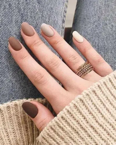 Los colores mate están súper de moda y en diferentes tonos café, son una locura de copado. Los colores mate están súper de moda y en diferentes tonos café, son una locura de copado.