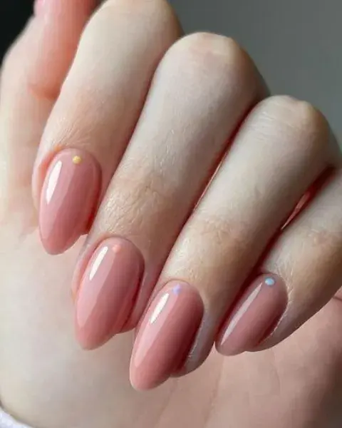 Los tonos nude también van a estar muy de moda, tanto para uñas cortas como largas.