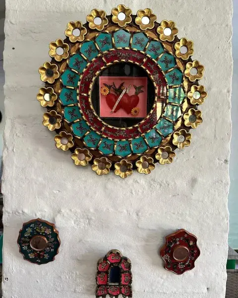 Corazones y espejos llenos de color, infaltables en la deco mexicana. Corazones y espejos llenos de color, infaltables en la deco mexicana.