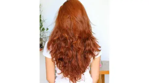 Coste en V en capas en pelo con ondas Coste en V en capas en pelo con ondas