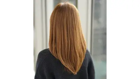 Corte en V profundo en un cabello entero y liso Corte en V profundo en un cabello entero y liso