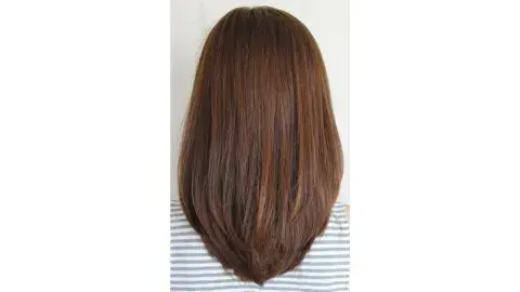 Corte de pelo en V con terminaciones redondeadas y capas largas Corte de pelo en V con terminaciones redondeadas y capas largas