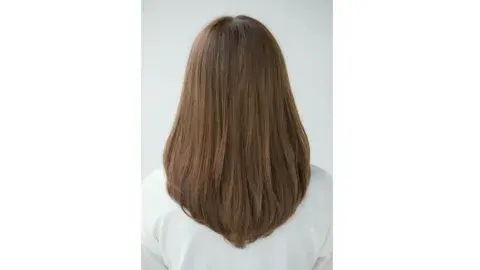 Corte en V sutil y con capas largas Corte en V sutil y con capas largas