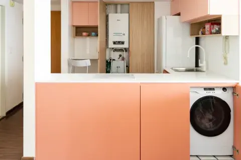 Un mueble de cocina que te permite esconder el lavarropas y la caldera. Un mueble de cocina que te permite esconder el lavarropas y la caldera.