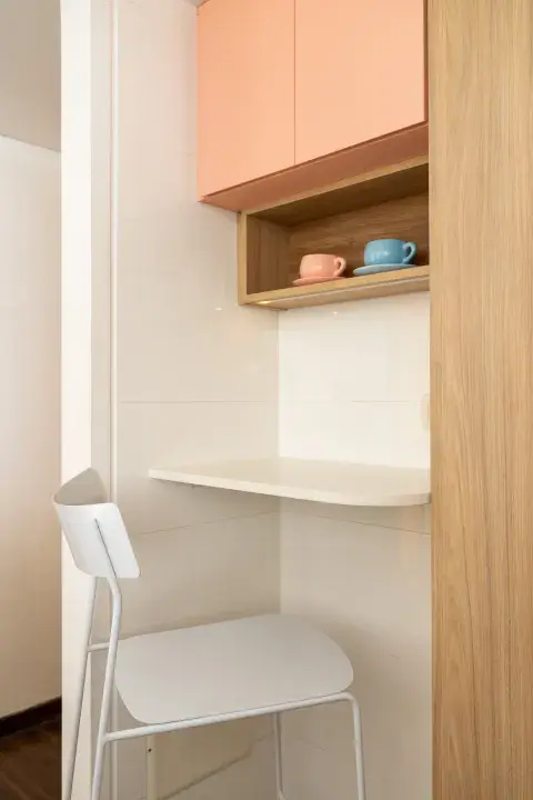 Una pequeña barra para desayunar en la cocina Una pequeña barra para desayunar en la cocina