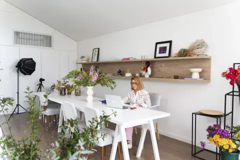 El taller de Belu, desde donde hace las creaciones florales para su emprendimiento.