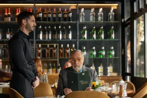 Luis Brandoni da vida a un crítico gastronómico porteño en Nada.