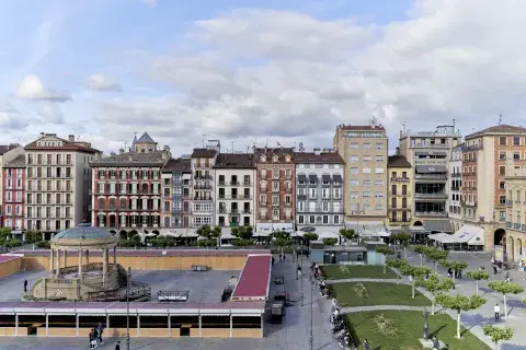 Plaza del Castillo, ubicada en el centro de la ciudad de Pamplona. Plaza del Castillo, ubicada en el centro de la ciudad de Pamplona.