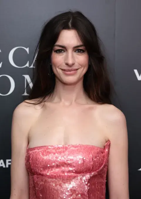 Anne Hathaway se sumó al color del momento. Anne Hathaway se sumó al color del momento.
