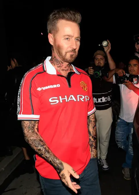 Edward Norton como David Beckham. Edward Norton como David Beckham.