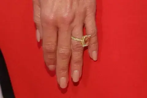 Uno de los anillos obsequiados por el ex jugador de fútbol. ¿Su valor? En aquel entonces, 85,000 dólares. Uno de los anillos obsequiados por el ex jugador de fútbol. ¿Su valor? En aquel entonces, 85,000 dólares.
