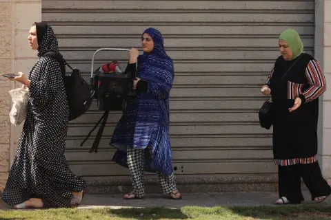 Las mujeres palestinas evacuan a zonas más seguras tras los bombardeos israelíes nocturnos en la ciudad de Gaza el 10 de octubre de 2023. Las mujeres palestinas evacuan a zonas más seguras tras los bombardeos israelíes nocturnos en la ciudad de Gaza el 10 de octubre de 2023.