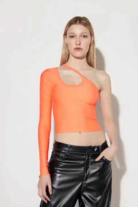 TOP (COMPLOT, $12.990) TOP (COMPLOT, $12.990)